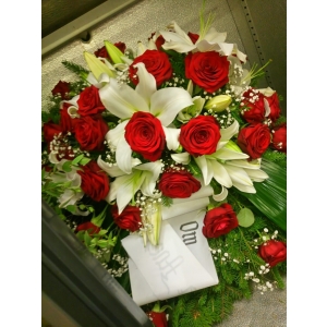Matusepärg 60x80cm, valged liiliad+punased roosid