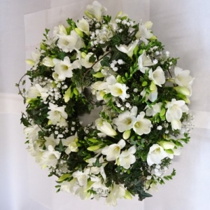 Matusepärg vahtplastist alusel diam.40cm valgete lilledega